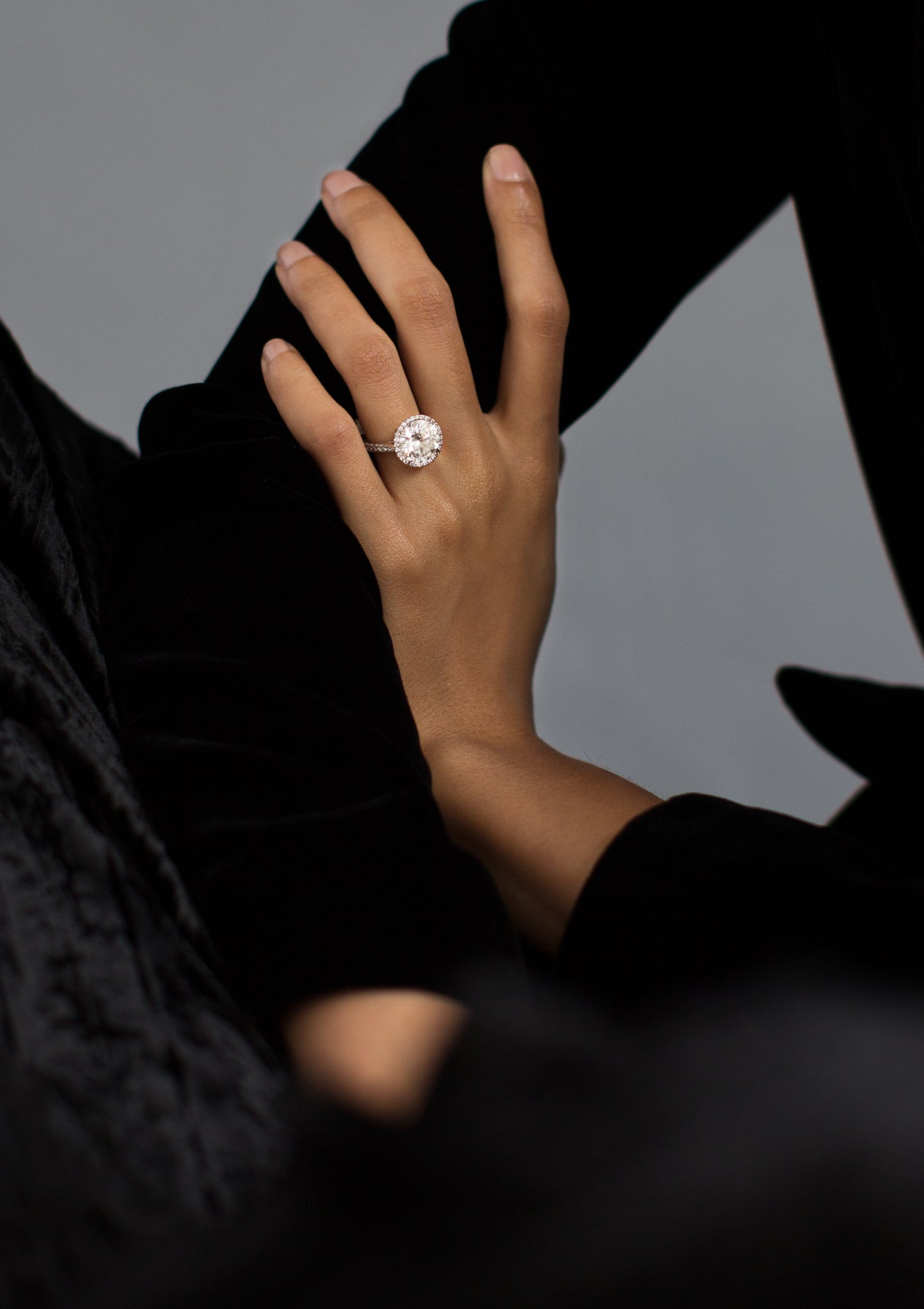 ENGAGEMENT RING ROUND BRILLIANT CUT DIAMOND, 18K GOLD OR PLATINUM